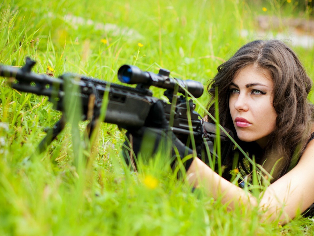 Девушка снайпер залегла в траве