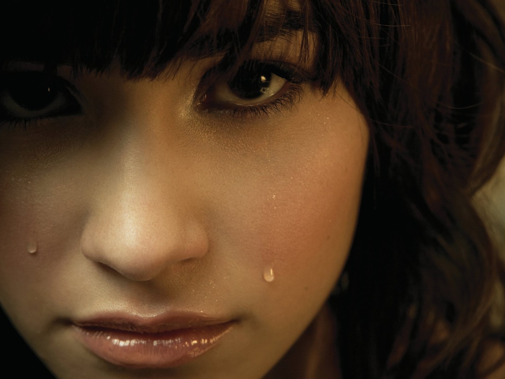 Слезы на лице у девушки