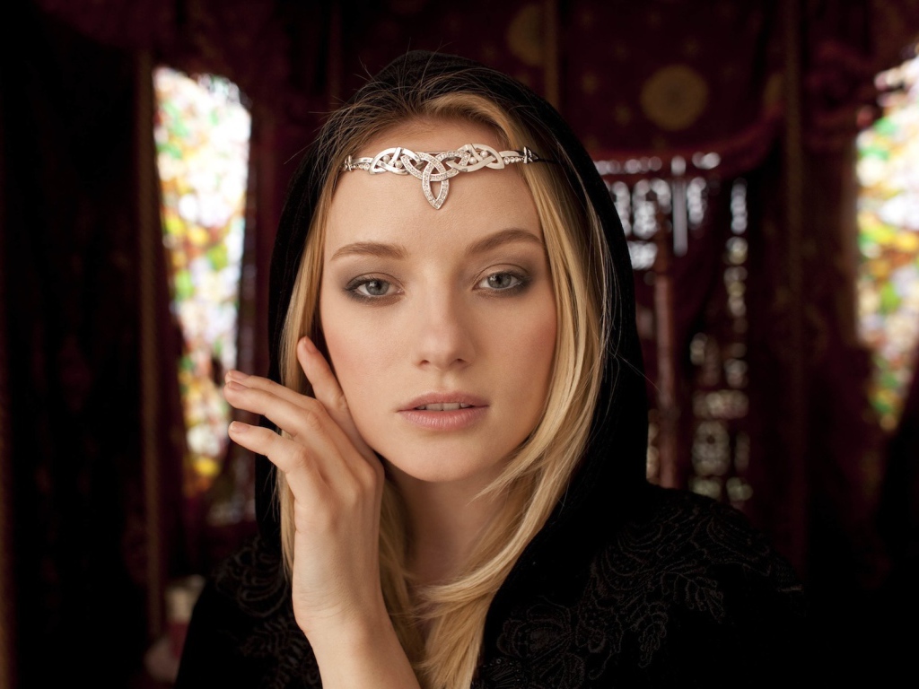 Украшение на лбу девушки