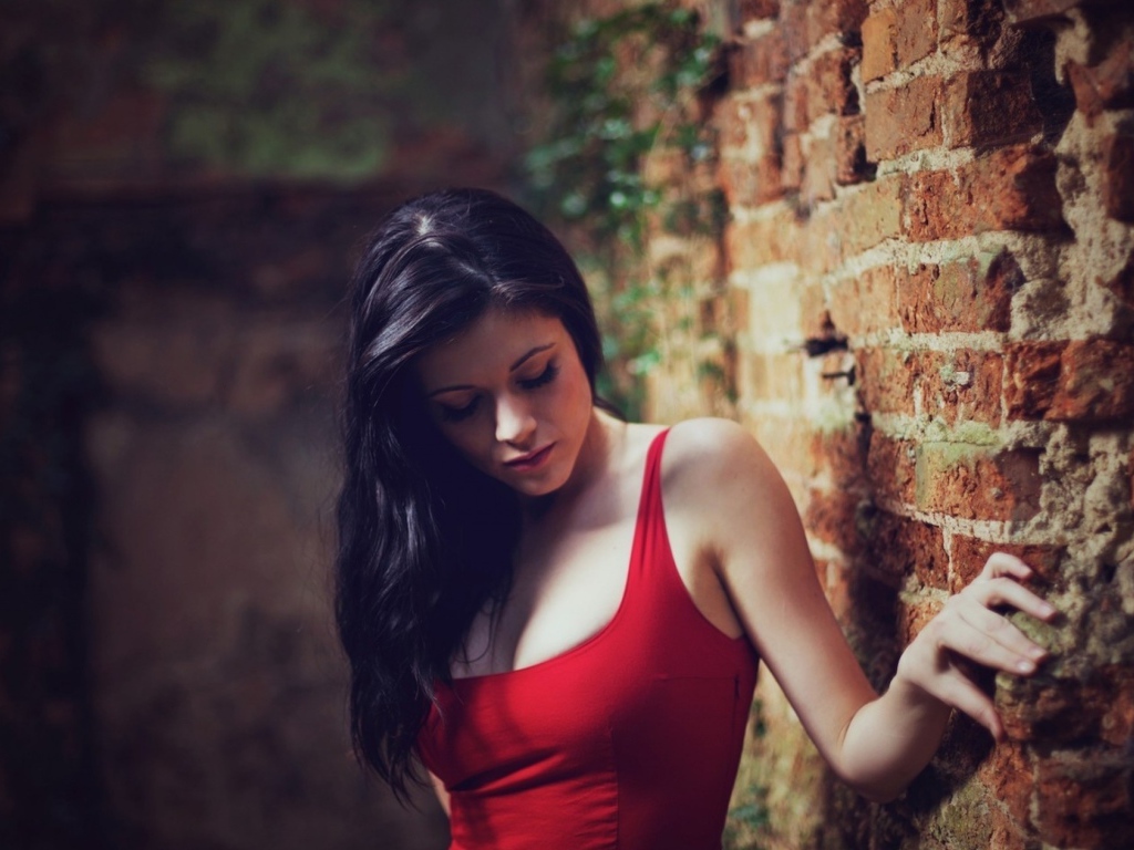 Девушка у полуразрушенной каменной кладки