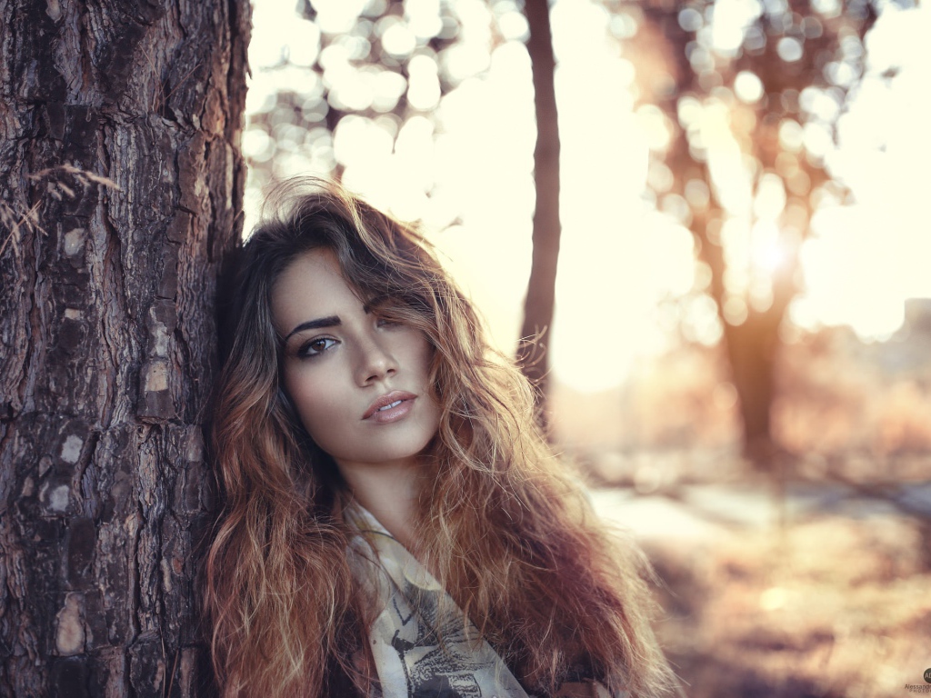 Девушка у дерева, портрет