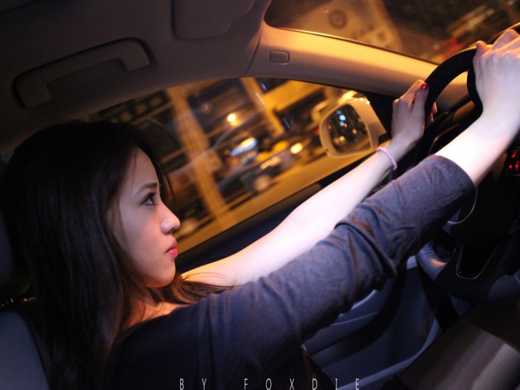 Девушка гонщица за рулем Audi Q3