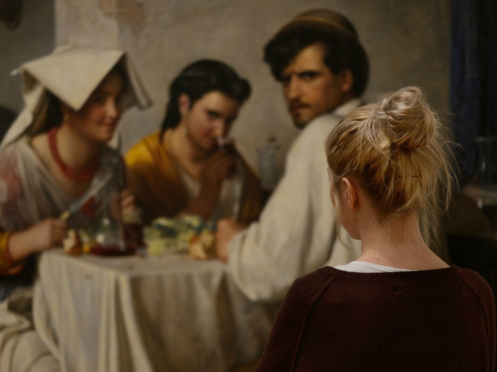 Девушка в картинной галерее