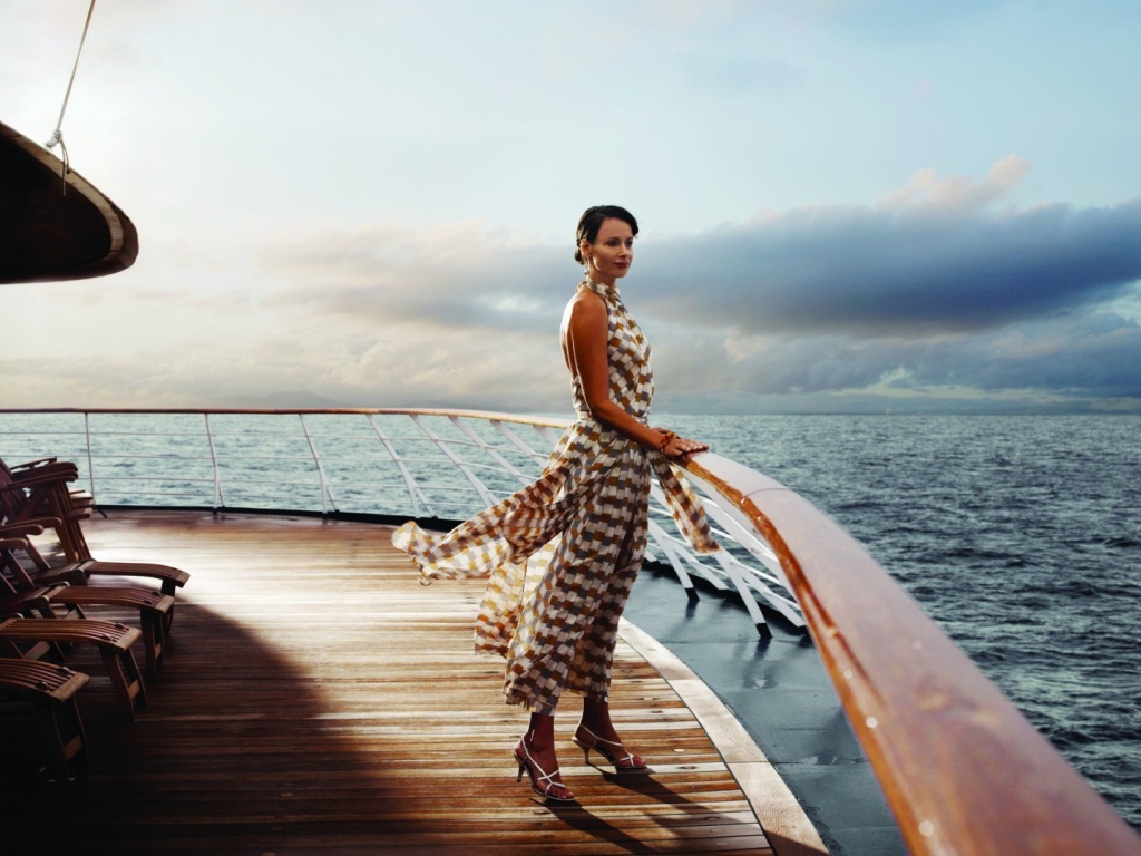 Девушка смотрит на море с палубы яхты