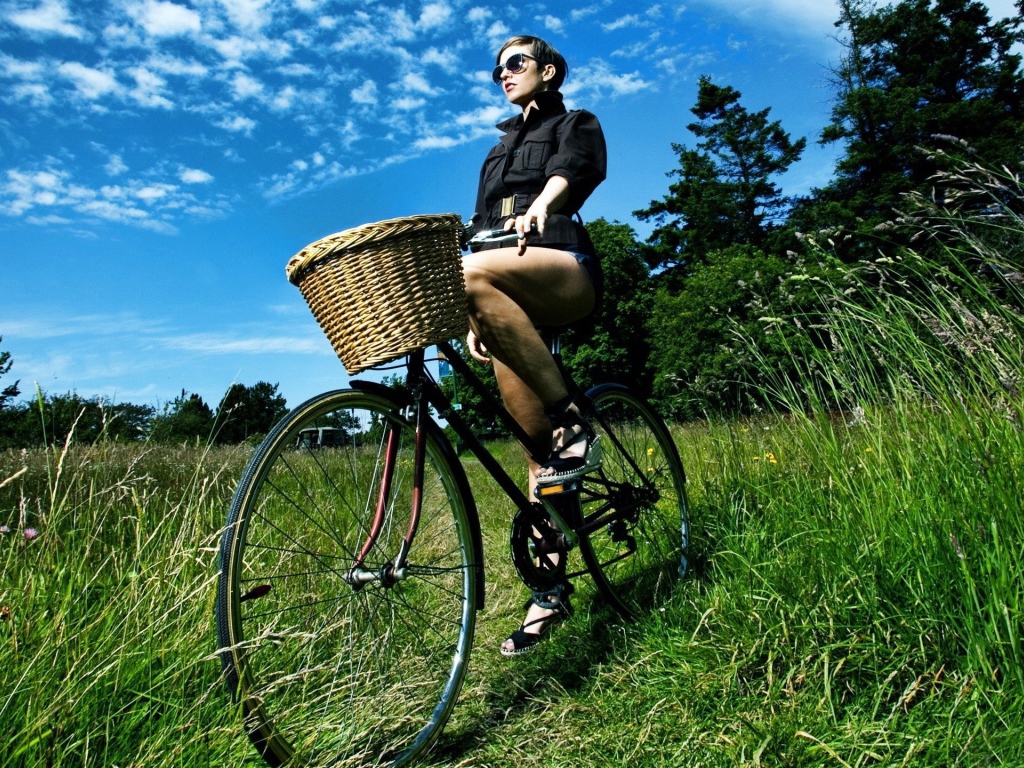 Девушка на велосипеде в поле