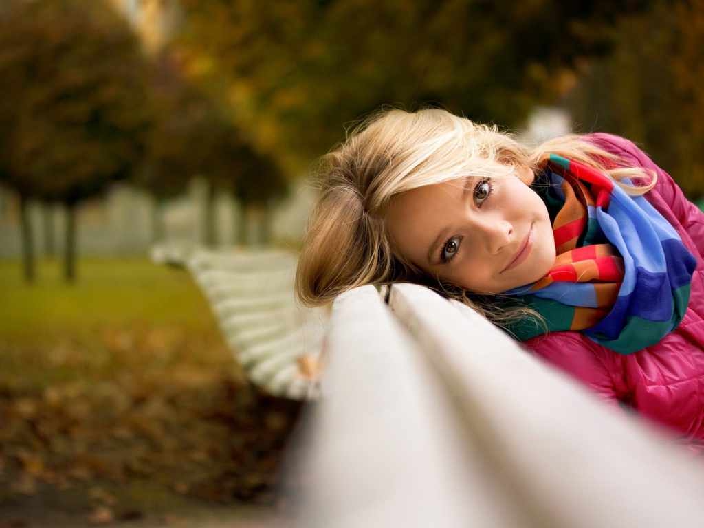 Девушка на скамье в осеннем парке