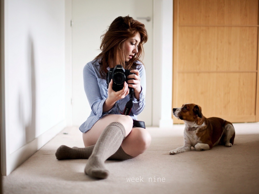 Девушка фотограф со своей собакой