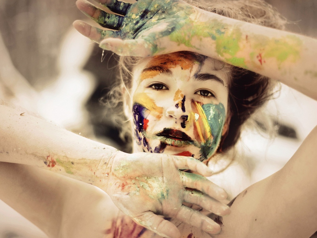Лицо девушки вымазано краской