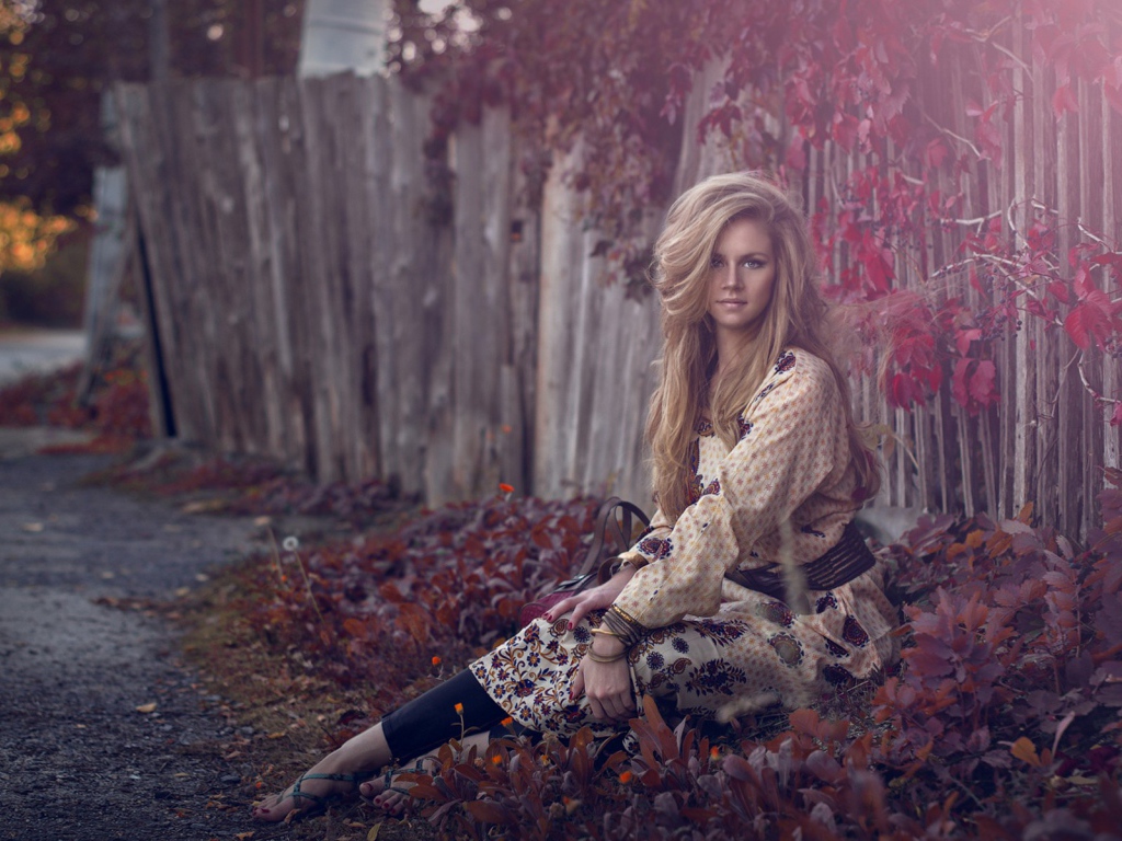 Девушка присела у забора