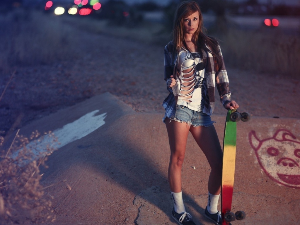 Девушка с ярким скейтбордом