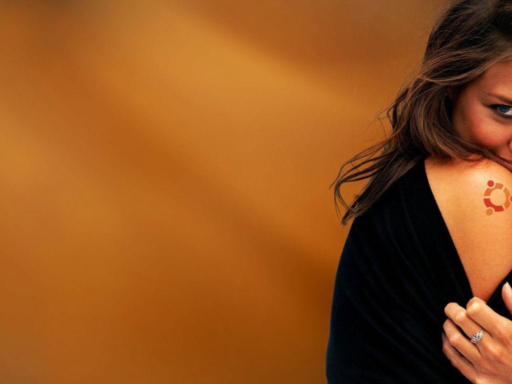 Девушка с татуировкой Ubuntu на плече