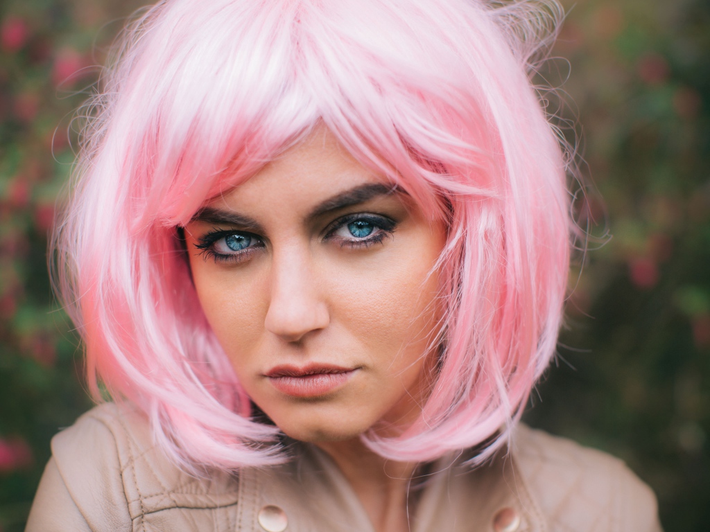 Девушка с голубыми глазами в розовом парике