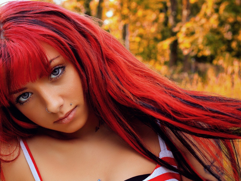 Девушка с красными волосами и кольцом в носу