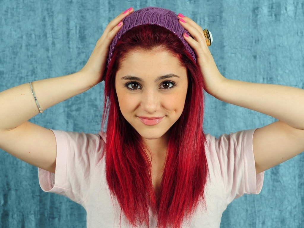 Девушка с красными волосами в сиреневой повязке