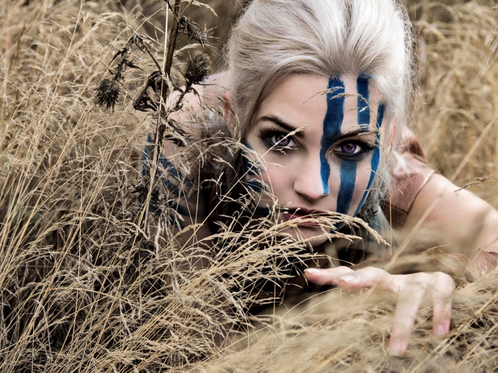 Девушка с синей раскраской на лице