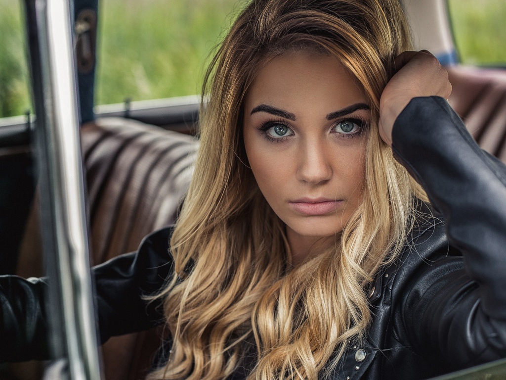 Зеленоглазая блондинка в автомобиле