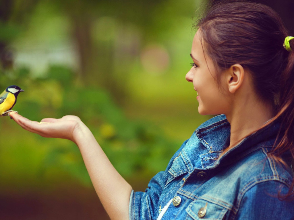 Синица на ладони у девушки