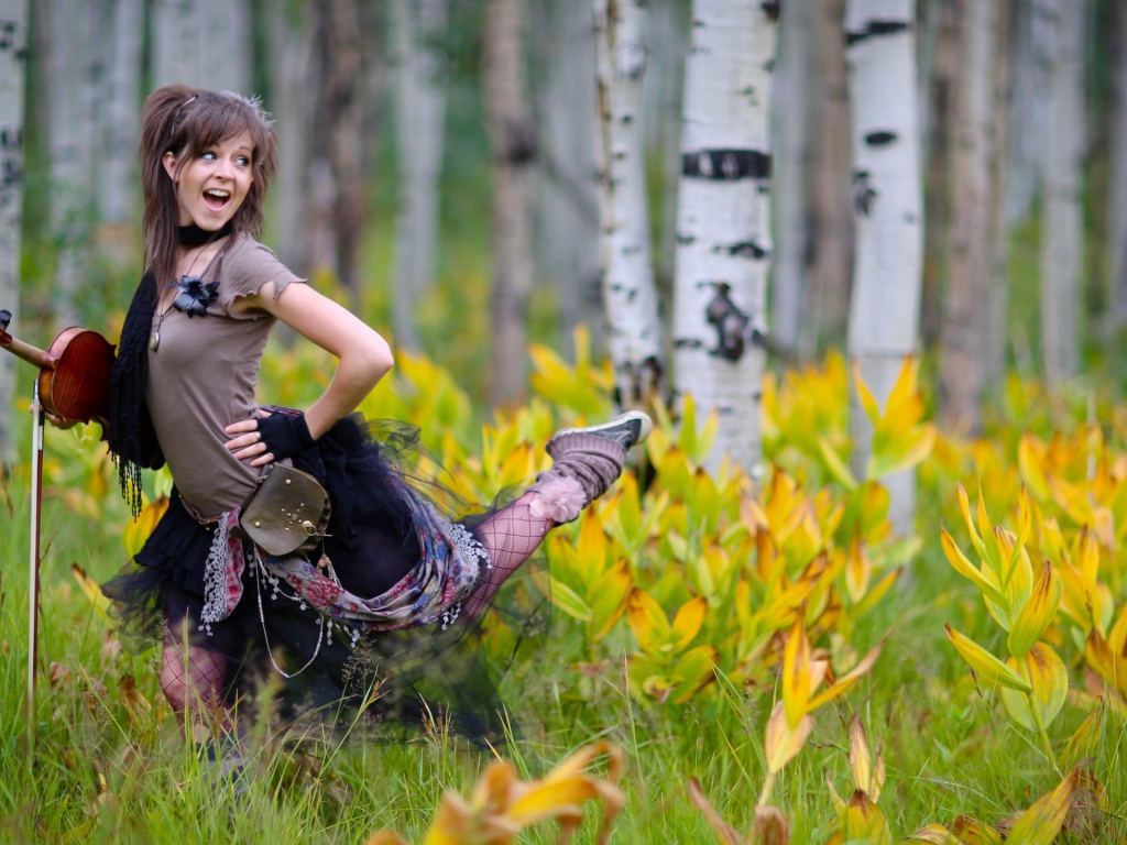 Скрипачка в березовой роще
