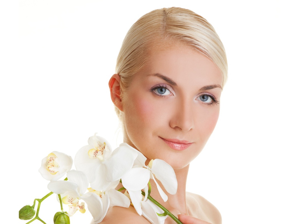 Белые цветы на плече у девушки