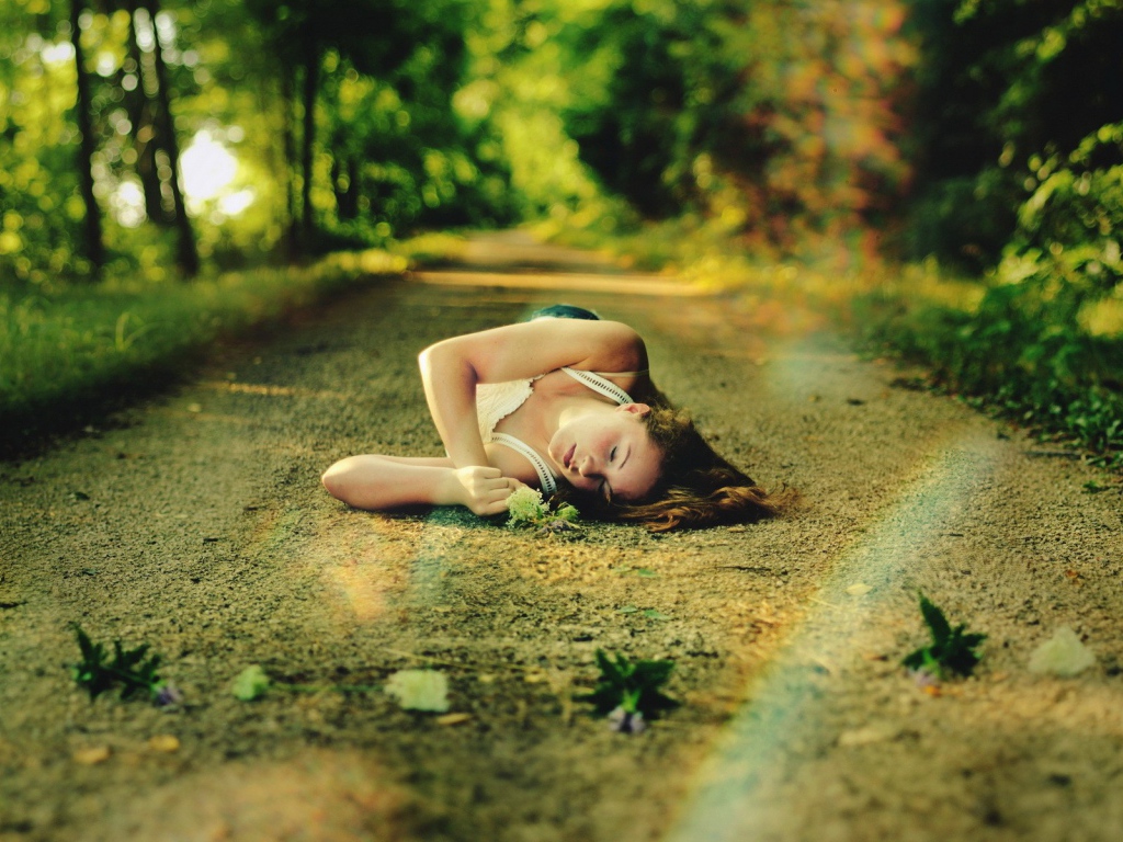Женщина спит на лесной дороге