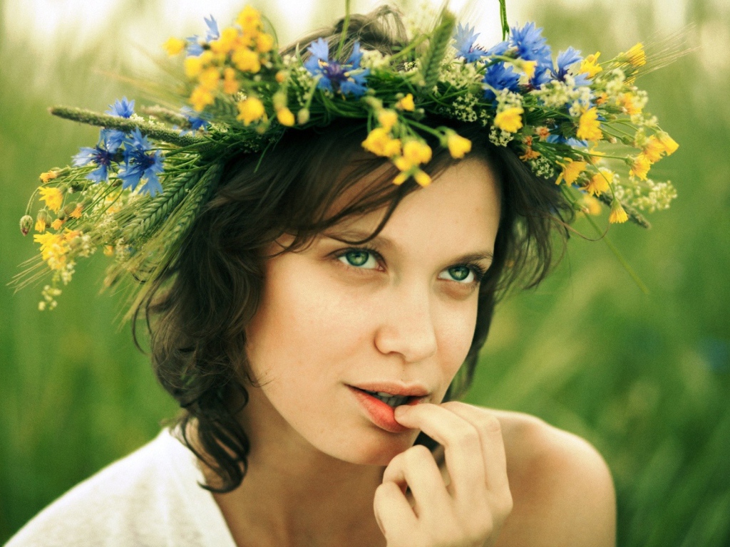 Венок из цветов на голове у девушки