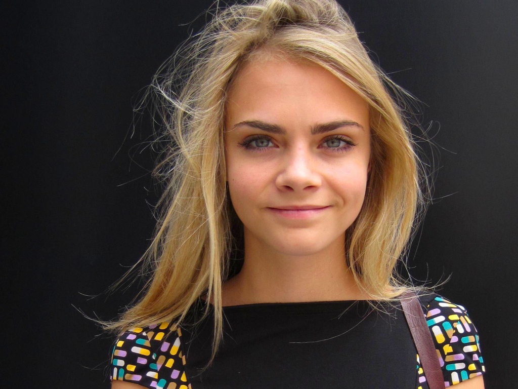 Милая девушка Кара Делевинь