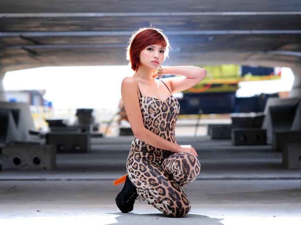 Азиатская модель позирует под мостом