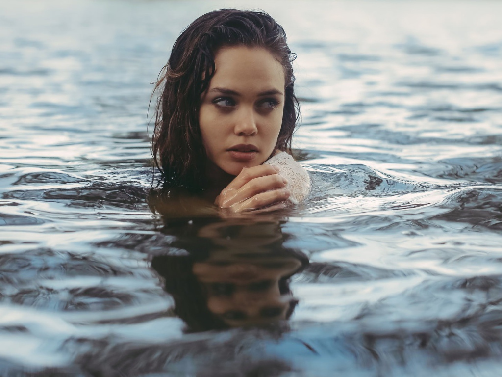 Девушка Aurela Skandaj в воде