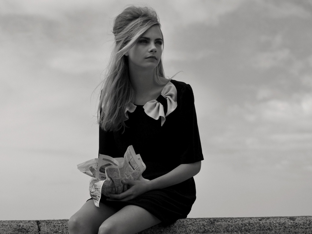 Черно белое фото модели Кара Делевинь