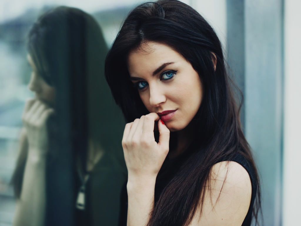 Голубоглазая брюнетка Aurela Skandaj