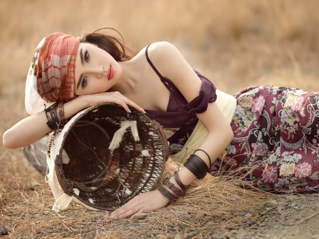 Модель брюнетка позирует с корзиной