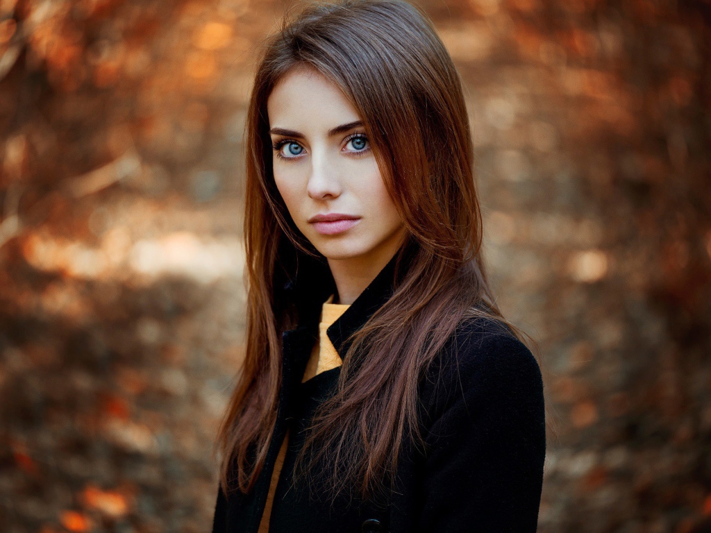 Брюнетка на размытом фоне, фото Анна Неврева