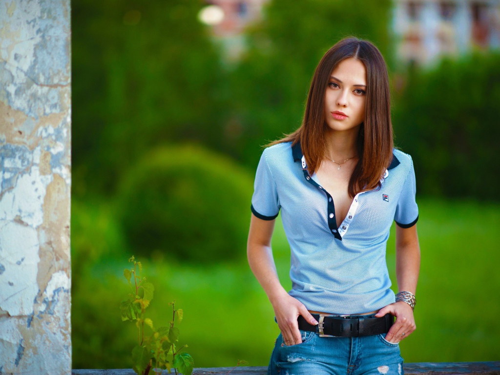 Екатерина Тимохина позирует на фоне зелени