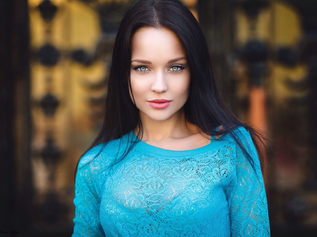 Девушка в голубом платье Ангелина Петрова