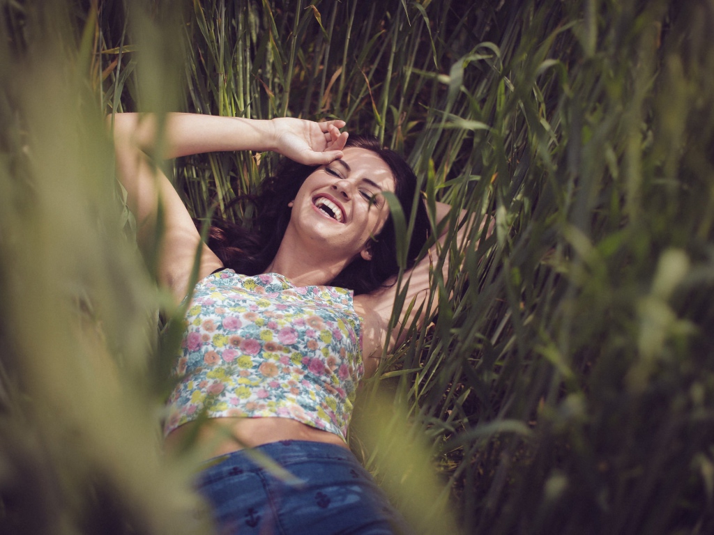 Девушка лежит в траве, Aurela Skandaj