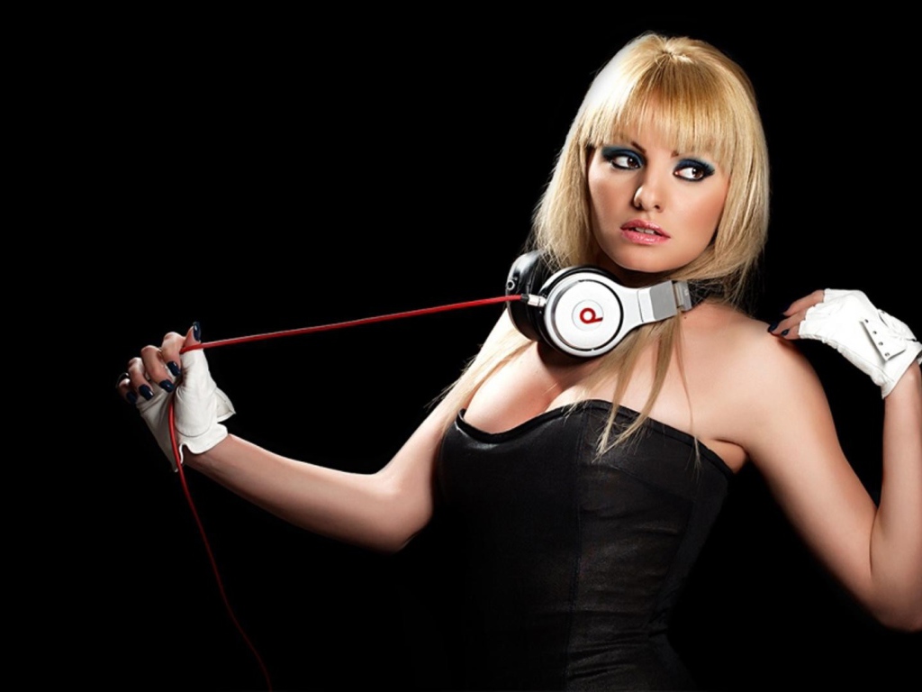 Наушники на шее Александры Стан