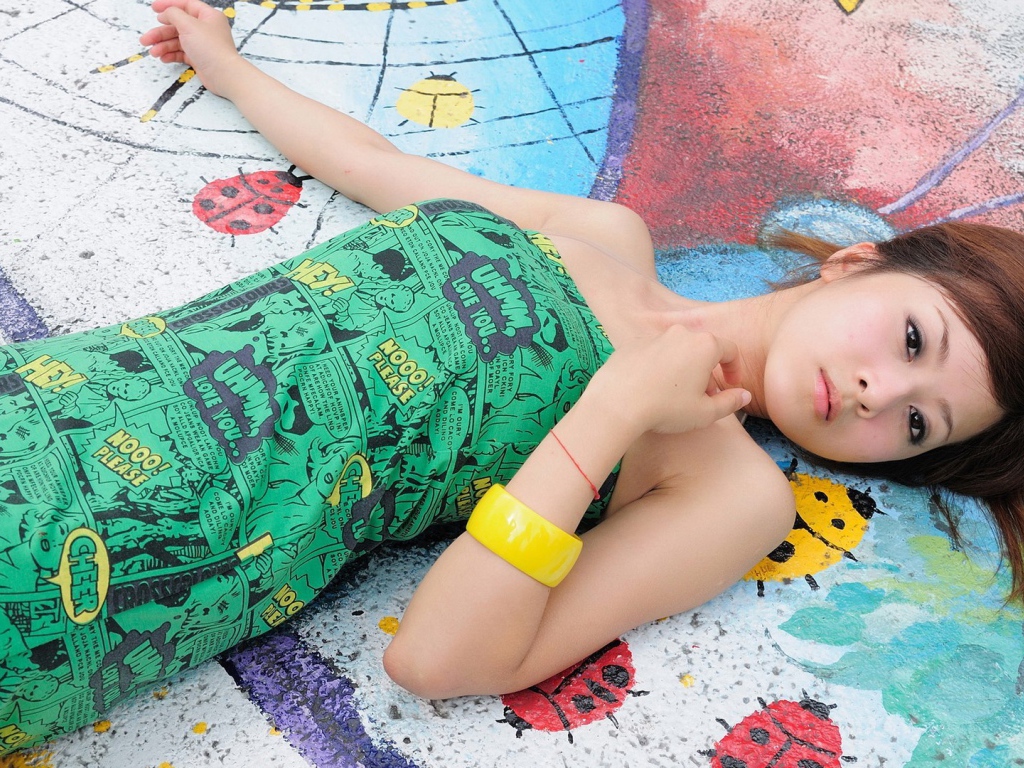 Модель Микако Чанг в зеленом платье