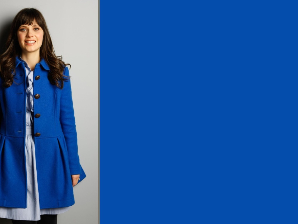 Модель Зоуи Дешанель в голубом пальто