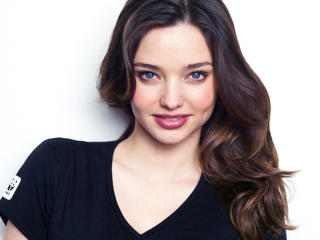 Модель с длинными волосами Миранда Керр