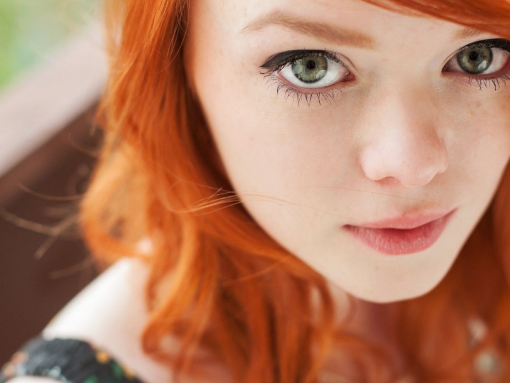 Рыжая модель с зелеными глазами Julie Kennedy