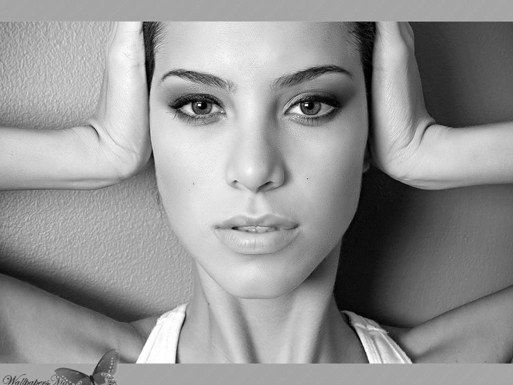 Девушка держит голову