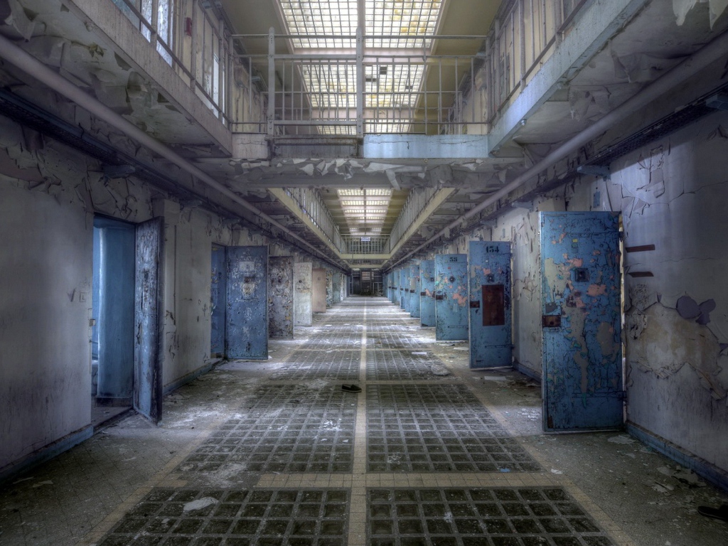 Интерьер заброшенной тюрьмы