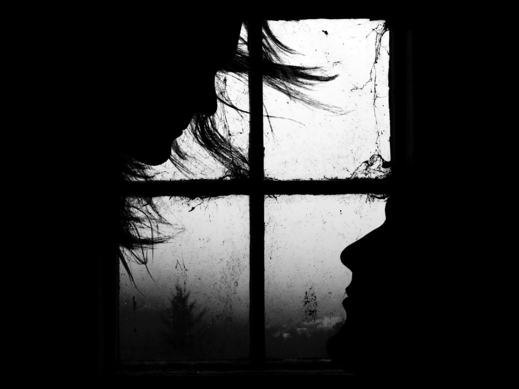 Силуэты влюбленных на фоне окна