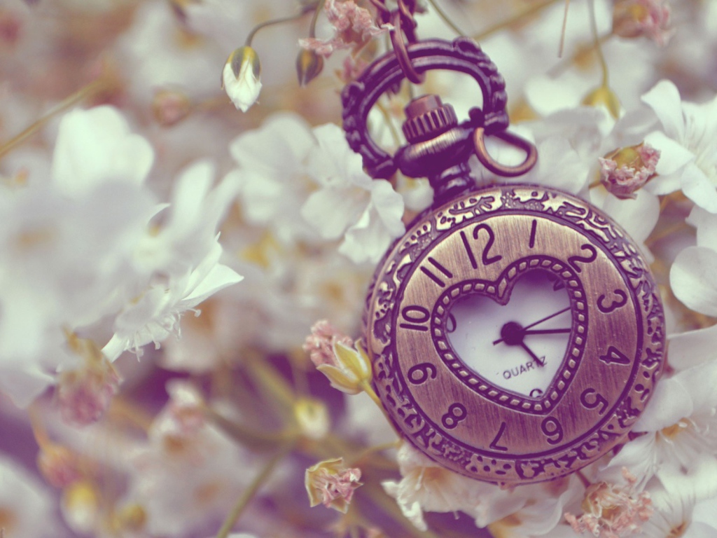 Часы с вырезом в циферблате в форме сердца