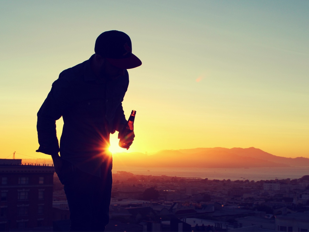 Мужчина с пивом на крыше