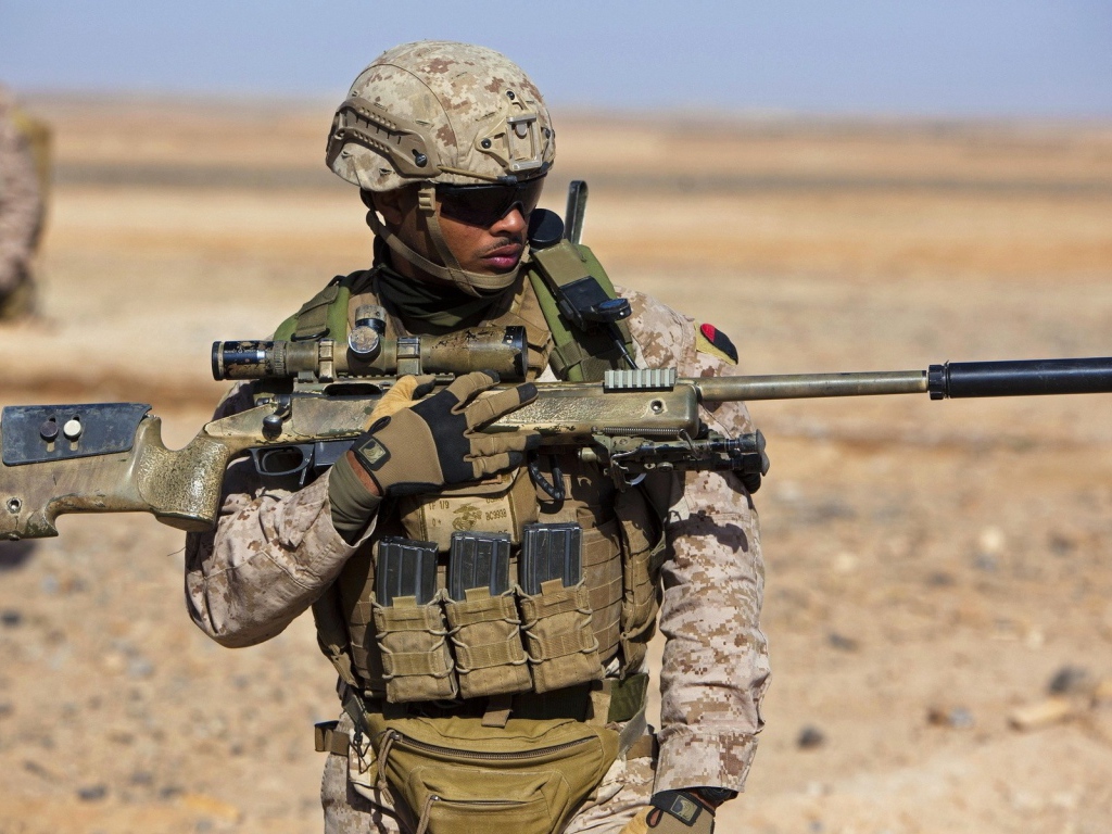 Солдат снайпер в пустыне