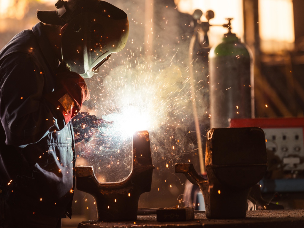 Мужчина занимается сварочными работами