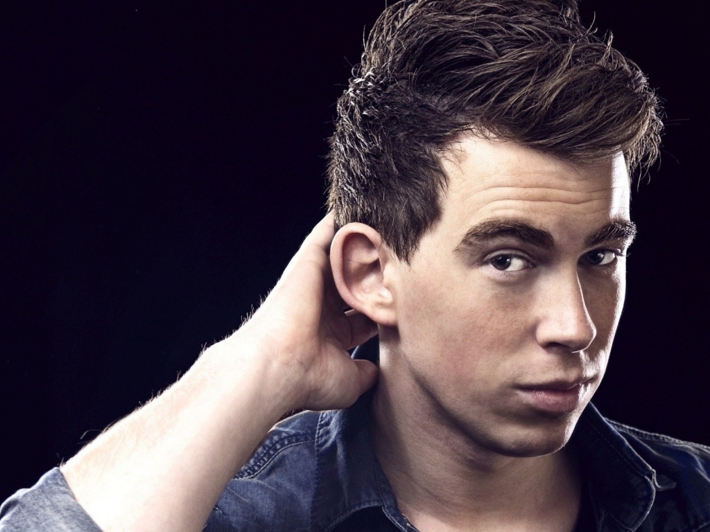 Молодой парень чешет затылок