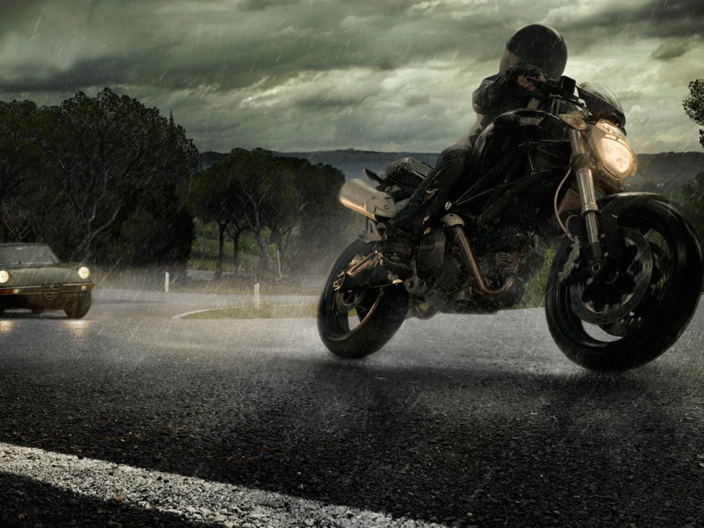 Мотоциклист уходит от погони