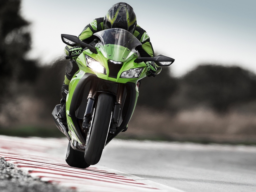 Спортсмен на зеленом Кавасаки Ниндзя